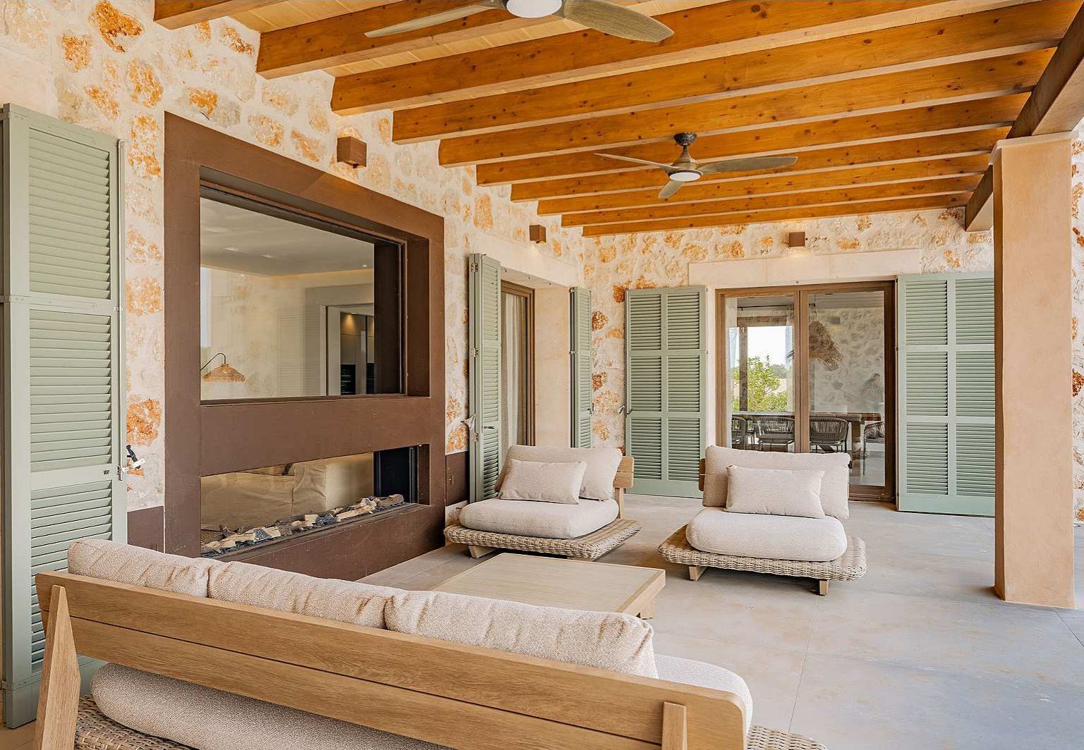 Überdachte Terrasse mit Natursteinwand und Loungemöbeln — Outdoor Living auf Mallorca